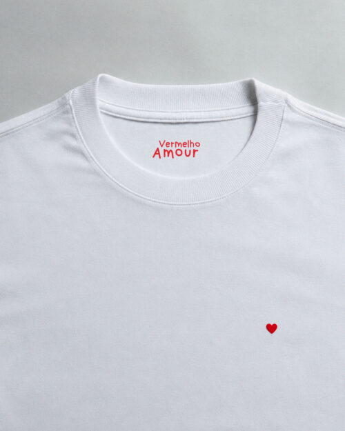 detalhe-vermelho-amour-test Camiseta Comfort Coração - Class Branca
