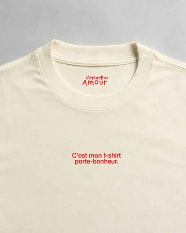 Camiseta Comfort C’est mon t-shirt porte-bonheur - Off-white